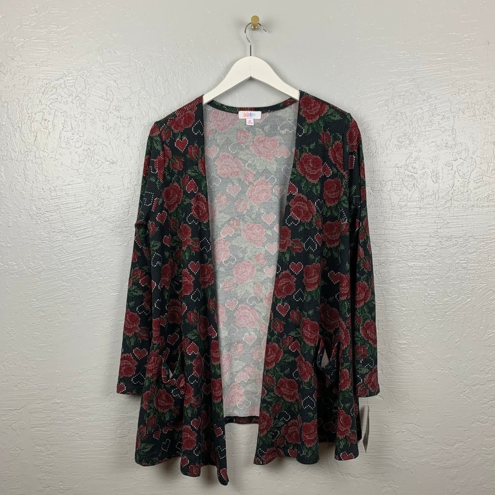 Perfect for Valentine’s So cute NWT size Medium, hearts and rose.